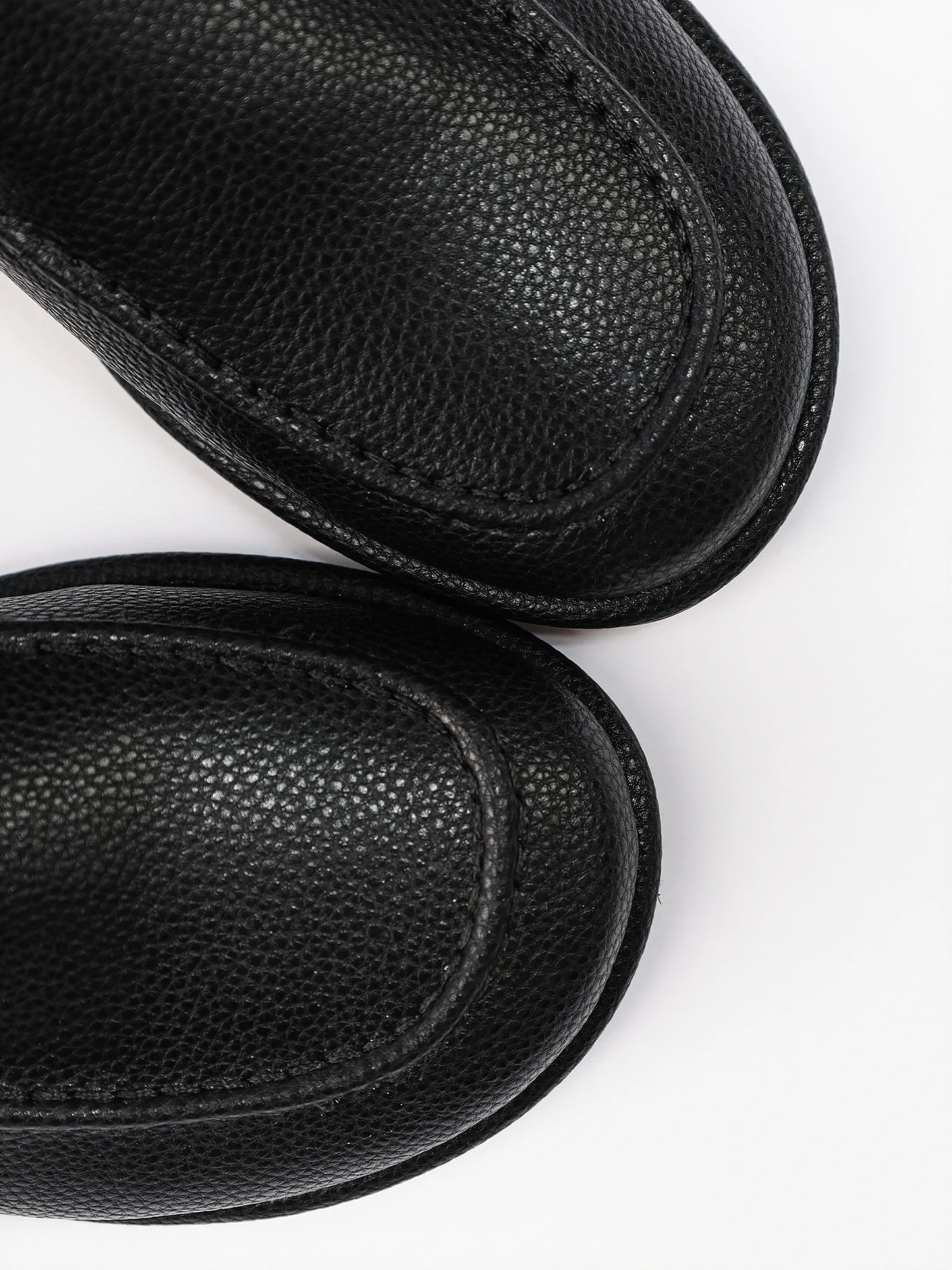 Туфли черного цвета на венском каблуке 